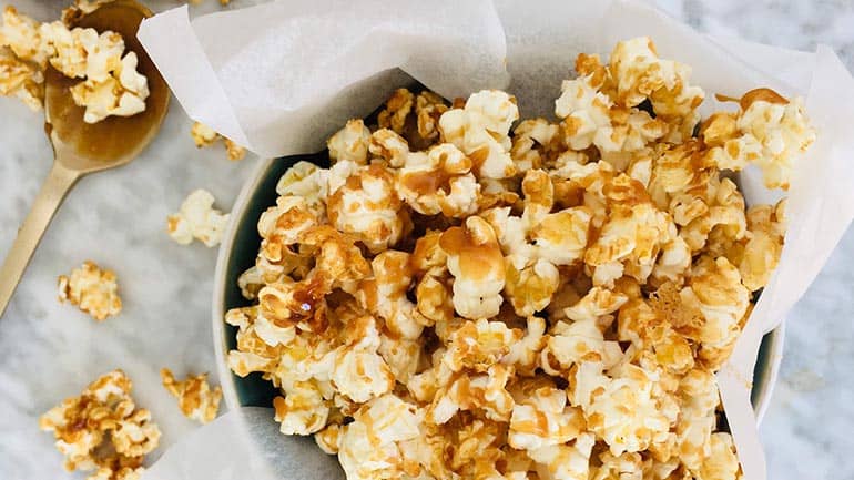 Popcorn met salted caramel - Simpele Recepten